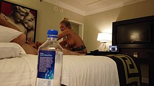 Madelyn Monroe i jej dziewczyna jeżdżą na nieznajomym w Vegas z butelką wody