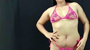 Une jeune et courbée beauté latine montre ses atouts en lingerie rose et se prépare pour une séance photo chaude