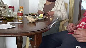 Пожилая индийская тетка соблазняет своего пасынка в домашнем видео Cfnm