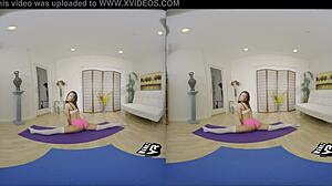Bella asiatica gode del sesso POV durante una sessione di yoga