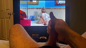 Αυνανισμός σε ένα καυτό πορνό βίντεο με ένα τέρας πούτσος
