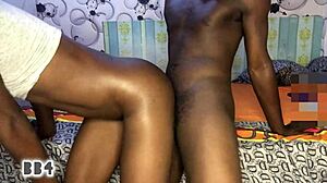 En svart kvinna och hennes vän deltar i sexuell aktivitet på ett hotellrum