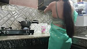 Video in HD di un primo incontro sessuale di una splendida moglie con il marito della sorella in cucina e sul letto 