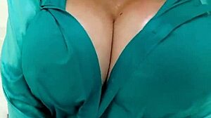 Sonia, podvádzajúca britská zrelá žena, odhaľuje svoje obrovské prsia