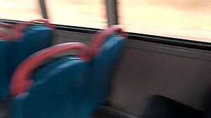 Запањујућа плавуша мокри у аутобусу, откривајући своје гениталије и дугогодишњу везу испред градилишта