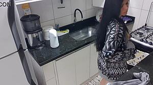 Sexet kvinde tilfredsstiller sig selv med en monsterpik i køkkenet
