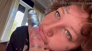 Μωρό με τατουάζ κάνει έντονο στοματικό σεξ μέχρι να κλαίει ενώ χρησιμοποιεί ένα dildo