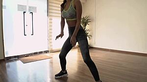 Seksowne czarne dziewczyny w gorącej rutynie tanecznej z ogoloną cipką i brzuchem treningowym!