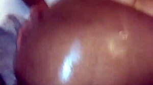 Poučenie zmyselného dievčaťa s veľkými prsiami a veľkým zadkom, ako mať sex a vykonávať orálny sex pred kamerou, zatiaľ čo hovorí špinavé reči, obsahuje zábery zblízka a obsah založený na Kalifornii