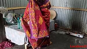 Индийска леля в червено сари се занимава с горещ сексуален акт