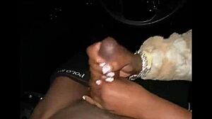 O fetiță de abanos ia un penis negru mare în mașină după un club de noapte