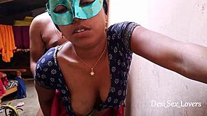 Parejas de pueblos indios hacen un video casero de sexo al aire libre capturado en cámara