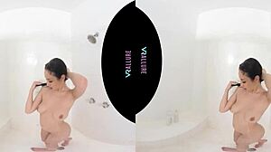Jade Baker si concede un piacere solitario in un bagno rilassante