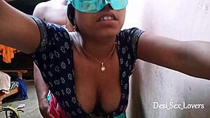 Ζευγάρια Ινδών χωριών σπιτικό βίντεο σεξ σε εξωτερικό χώρο που καταγράφηκε στην κάμερα