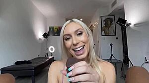 Une beauté caucasienne expérimente sa première rencontre avec un grand pénis noir dans une vidéo maison
