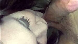 Jovem gay se beijando e tendo prazer oral com um toque de pirulito