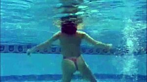 Hot undervandssamling med bikiniklædte babes