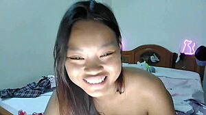 Młode tajskie amatorskie nastolatki w domowym filmie masturbacyjnym solo