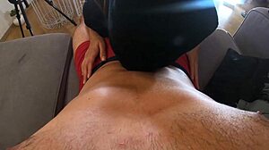 Amatőr feleség pántot használ, hogy uralkodjon a férjén a BDSM játékban