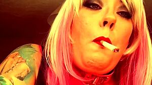 Tina, pulchna brytyjska dominatrix, sapie na papierosie premium podczas rozmowy