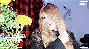Русская любительница с париком блондинки и милой внешностью