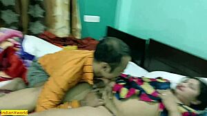 Młody mężczyzna uprawia zakazany seks indyjskiego bengalskiego z partnerem