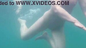 آدا بوجاناس تسبح في الهواء الطلق بدون ملابس سباحة