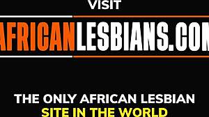 Две черные женщины занимаются лесбийским сексом на улице и ласкают друг друга половыми органами