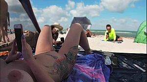 Gift brud deler stranden POV av voyeurs onani