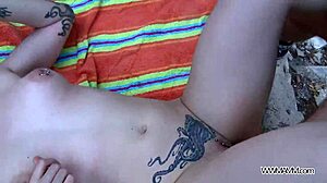 Mujer punk tatuada y curvilínea recibe sexo anal duro en público