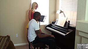 Amatorska para robi się niegrzeczna podczas lekcji pianina