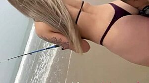 Gadis putih dientot di pantai setelah memancing dalam video Alinova ini