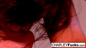 Az érzéki barna Charley élvezi a lábmunkát és a természetes melleit