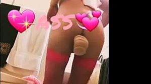 Une transsexuelle adore jouer avec son jouet anal