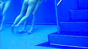 Masturbasi bawah air voyeuristik dengan bom telanjang